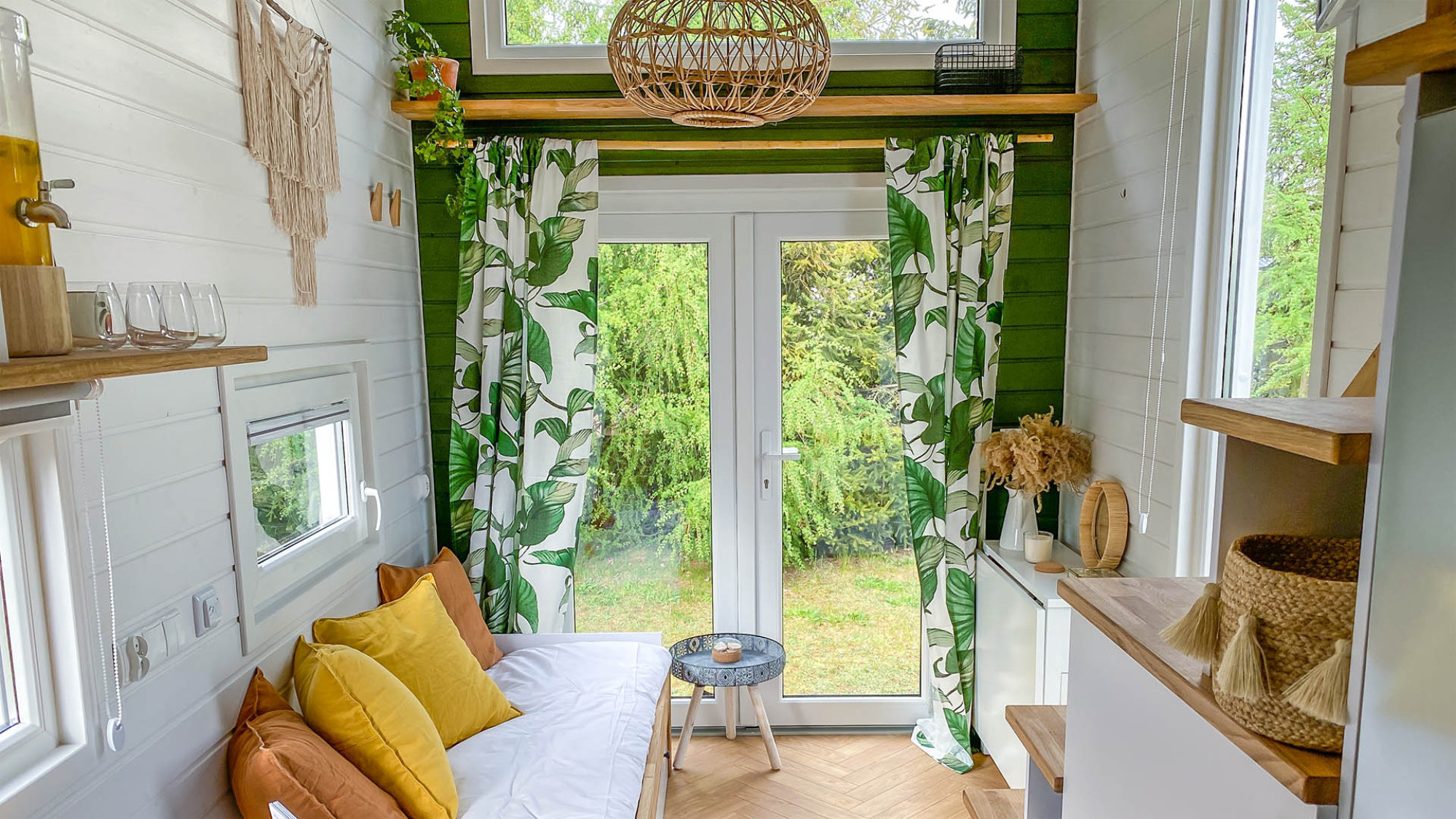 Tiny Haus - Innenansicht mit Blick durch ein Fenster in die Natur